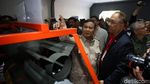 Gaya Prabowo Jajal Senjata di Pameran Alutsista Kemhan