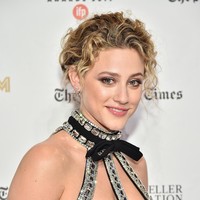 Lili Reinhart dan Cole Sprouse dipertemukan di serial Riverdale. Kabarnya, hubungan asmara mereka sudah terjalin sejak 2017. (Foto: Theo Wargo/Getty Images for IFP)