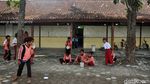 Menyedihkan, Siswa SD Ini Belajar di Kelas yang Nyaris Ambruk