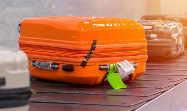 Pilihlah warna cerah untuk mempermudah kamu mengambil di bagasi. Soalnya rata-rata koper kebanyakan orang berwarna gelap. (iStock) Pilihlah warna cerah untuk mempermudah kamu mengambil di bagasi. Soalnya rata-rata koper kebanyakan orang berwarna gelap. (iStock)