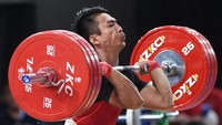 Deni menambah koleksi medali emas untuk kontingen Indonesia di SEA Games 2019 Filipina. Deni meraihnya dari angkat besi di kelas 67 kg putra. ANTARA FOTO/Nyoman Budhiana.