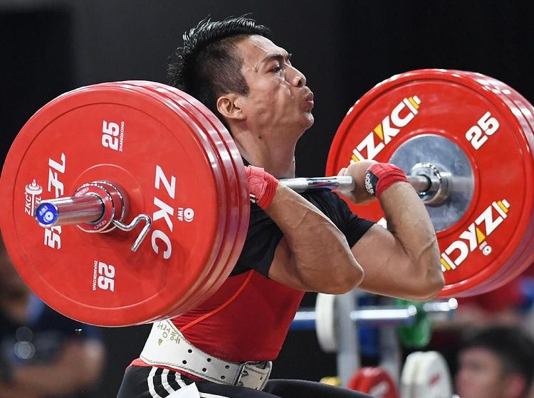 Mantap! Lifter Deni Tambah Medali Emas Indonesia