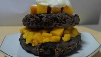 Mie goreng lapis cokelat dengan topping mangga ini bisa jadi pilihan pencinta kuliner ekstrem. Ditambah lagi dengan es krim manis lembut di atasnya.  Foto: istimewa