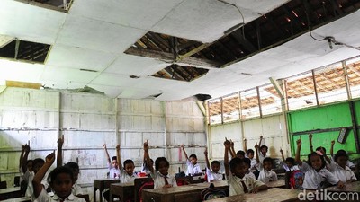 Menyedihkan, Siswa SD Ini Belajar di Kelas yang Nyaris Ambruk