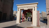 Pasar tradisional pun disiapkan untuk memuaskan wisatawan yang haus akan budaya emirati. Ada Al Seef Heritage Souk dan pedagang-pedagang kaki lima yang membuat Kampung Aladdin ini semakin hidup. (Bonauli/detikcom)