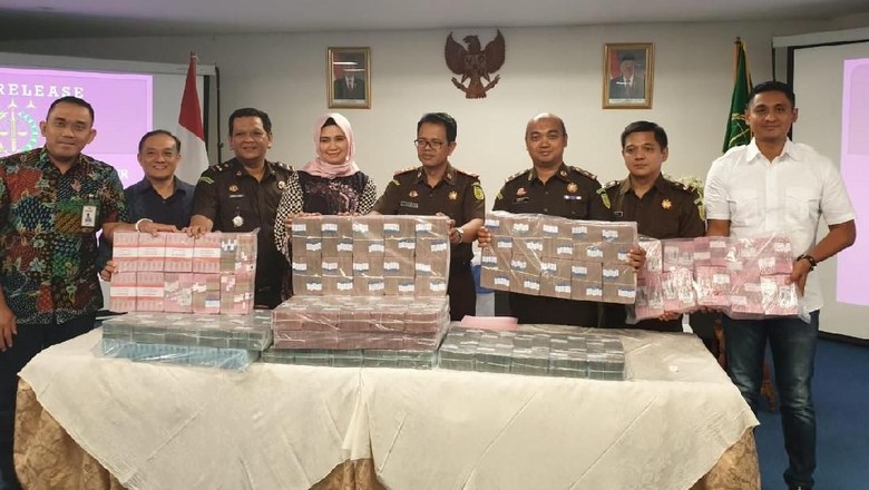 Koruptor Susuk KB Balikin Uang Nyaris Setinggi Patung Jenderal Sudirman