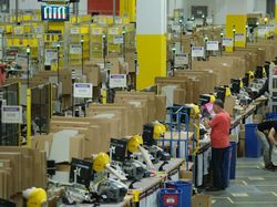 Kesibukan Gudang Toko Online Terbesar Dunia di Musim Belanja