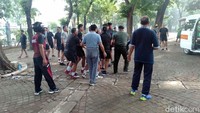 Dua orang personel TNI menjadi korban luka dari kejadian ledakan granat asap di Monas, Jakarta, Selasa (3/12/2019). Foto: Istimewa.