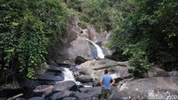 Air terjun ini berada di Desa PaBetung, Kecamatan Krayan Induk. Jika dihitung jaraknya dari Bandara Yuvei Semaring, sekitar 35 menit berkendara dengan mobil.