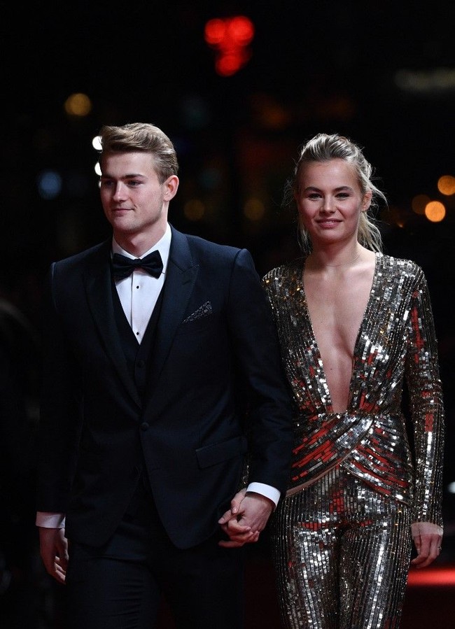 Pemain Juventus Matthijs de Ligt dianugerahi Kopa Trophy 2019 dalam seremoni yang digelar di Chatelet Theatre, Paris, Selasa (3/12/2019) dini hari WIB, bersamaan dengan acara penganugerahan Ballon dOr 2019. Matthjis hadir di acara penghargaan itu dengan didampingi kekasihnya yang merupakan model cantik asal Belanda, Annekee Molenaar. Wanita yang juga seorang putri pemain bola itu tampil super seksi saat mendampingi sang kekasih. Annekee mengenakan jumpsuit sequin dengan belahan dada mencapai pinggangnya. Foto: Anne-Christine POUJOULAT / AFP