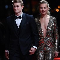Pemain Juventus Matthijs de Ligt dianugerahi Kopa Trophy 2019 dalam seremoni yang digelar di Chatelet Theatre, Paris, Selasa (3/12/2019) dini hari WIB, bersamaan dengan acara penganugerahan Ballon dOr 2019. Matthjis hadir di acara penghargaan itu dengan didampingi kekasihnya yang merupakan model cantik asal Belanda, Annekee Molenaar. Wanita yang juga seorang putri pemain bola itu tampil super seksi saat mendampingi sang kekasih. Annekee mengenakan jumpsuit sequin dengan belahan dada mencapai pinggangnya. Foto: Anne-Christine POUJOULAT / AFP