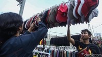 Diketahui, PKL berjualan baju bekas di trotoar hingga jalan di depan Pasar Senen Blok III Mereka hampir menghabiskan jalan satu lajur saat berdagang. Keberadaan PKL sampai ke jalan mengganggu lalu lintas di lokasi.