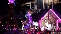 Menyambut liburan Natal, sekelompok pemuda kreatif di Mamasa, Sulawesi Barat menyulap kawasan hutan pinus jadi destinasi wisata Instagramable bernama Kampung Natal. (Abdy Febriady/detikcom)