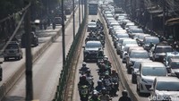 Tak hanya pemotor, beberapa mobil juga ikut menerobos.