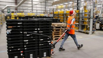 Tidak semua ekspansi Amazon terjadi di pusat kota atau pusat industri. Amazon menghabiskan miliaran untuk berekspansi ke lingkungan dan pinggiran kota. Foto: Getty Images