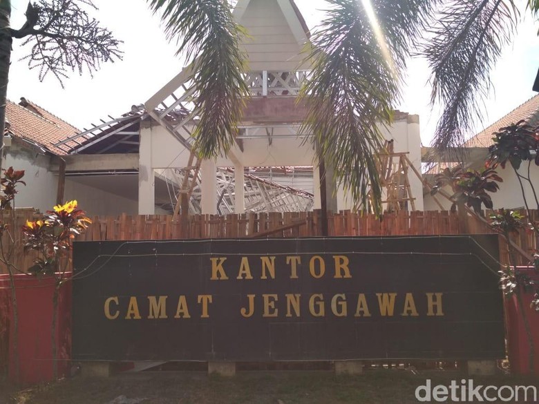 Atap Kantor Kecamatan di Jember Ambruk Timpa Pekerja Saat Direnovasi Atap Kantor Kecamatan di Jember Ambruk Timpa Pekerja Saat Direnovasi