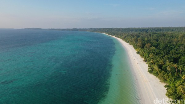 Pasir putih Pantai Ngurbloat ini sehalus tepung terigu. Pantainya terletak di Desa Ngilngof, sekitar 30 menit naik mobil dari pusat Kota Langgur, ibu kota Kabupaten Maluku Tenggara (Didik Dwi Haryanto/detikcom) Pasir putih Pantai Ngurbloat ini sehalus tepung terigu. Pantainya terletak di Desa Ngilngof, sekitar 30 menit naik mobil dari pusat Kota Langgur, ibu kota Kabupaten Maluku Tenggara (Didik Dwi Haryanto/detikcom)