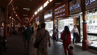 Begitu tertarik, mereka tak ragu untuk masuk ke toko dan dipersilakan untuk menawar. Meski bisa ditawar, tapi kualitas emas di pasar ini tidak kacangan. Banyak yang datang ke sini untuk membeli mahar pernikahan. (Bonauli/detikcom)