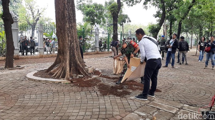 Saat granat meledak banyak yang merekam. (Foto: Lokasi ledakan granat di Monas/detikcom) Saat granat meledak banyak yang merekam. (Foto: Lokasi ledakan granat di Monas/detikcom)