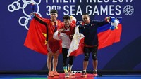 Medali perak menjadi milik lifter Vietnam, Dinh Xuan Hoang dengan total angkatan 308 kg. Tuan rumah kebagian medali perunggu melalui Nestor Colonia. Dia membuat total angkatan 287 kg dari snatch 127 kg dan clean and jerk 160 kg. ANTARA FOTO/Nyoman Budhiana.