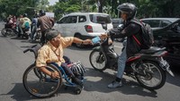 Para penyintas disabilitas di Solo punya cara yang menarik untuk memperingati Hari Disabilitas Internasional. Mereka membagikan souvenir hasil kerajinan tangan kepada para pengguna jalan di kawasan Jalan Slamet Riyadi, Solo, Jawa Tengah, Selasa (3/12/2019). Antara Foto/Mohammad Ayudha.
