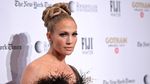 Gaun Hitam Menerawang Jennifer Lopez