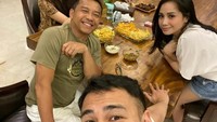 Bersahabat dengan Rafi Ahmad dan Nagita Slavina, begini keseruan mereka saat menyantap makanan bersama. Foto: Instagram @ashanty_ash