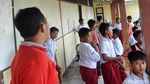 Menyedihkan, Siswa SD Ini Belajar di Kelas yang Nyaris Ambruk
