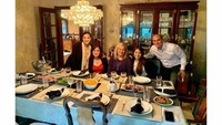 Mengunjungi keluarganya di Toronto, begini foto Ashanty dan Aurel saat menyantap makanan bersama. Foto: Instagram @ashanty_ash