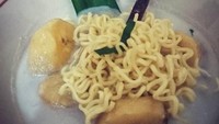 Kolak pisang dengan kuah santan yang satu ini makin spesial dengan tambahan mie instan di atasnya. Eh jadi makin spesial attau makin aneh nih? Foto: istimewa