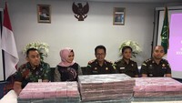 Perbuatan Luana bertentangan dengan Peraturan Presiden Nomor 54 Tahun 2010 tentang Pengadaan Barang / Jasa Pemerintah sebagaimana diubah dengan Peraturan Presiden Nomor 70 Tahun 2012 dan bertentangan dengan dokumen pengadaan Susuk KB II / Implan Tiga Tahunan Plus Inserter Tahun Anggaran 2014