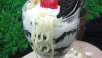 Bosan dengan rasa oreo cake biasa? Coba tambah mie instan dijamin rasanya berubah. Sensasi mie instan pada sajian ini hadir dalam dua tekstur yakni yang lembut dan digoreng garing. Foto: istimewa
