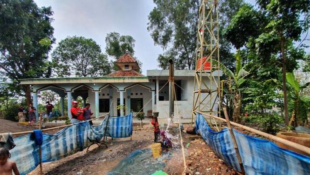  Pada lubang pertama, air sangat deras menyembur. Namun, pada lubang kedua air menyembur setiap 10-15 detik.