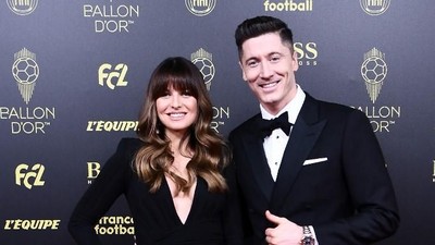Adu Gaya 7 WAGs Cantik Saat Hadir di Penghargaan Ballon dOr
