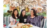 Lagi-lagi Ashanty berpose cantik di depan makanan bersama kedua sahabatnya Ririn dan Nindy. Foto: Instagram @ashanty_ash