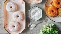 Todays Donut memiliki rasa andalan yaitu donat gula halus dan gula palem yang manis nikmat. Teksturnya sangat empuk, harganya pun murah. Foto: Instagram @todaysdonut