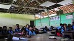 Menyedihkan, Siswa SD Ini Belajar di Kelas yang Nyaris Ambruk