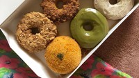 Tomapledonuts ini menjual donat kentang dengan beragam kentang. Tak seperti donat kampung pada umumnya, donat ini disajikan dengan topping manis dan asin. Foto: Instagram @tomapledonuts