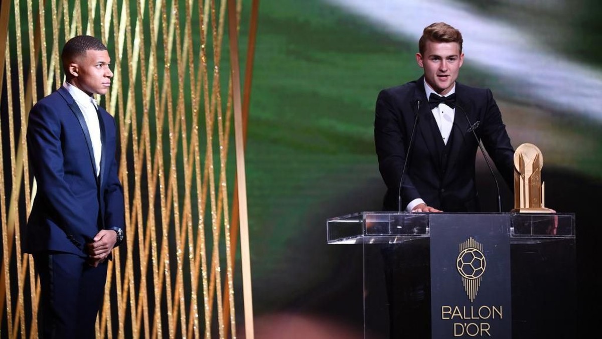 Matthijs de Ligt dinobatkan sebagai pemenang Kopa Trophy 2019 (Foto: FRANCK FIFE / AFP)