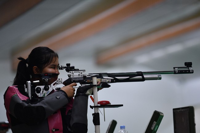 Inilah Vidya Rafika Rahmatan Toyyiba, perempuan 20 tahun yang menjadi satu-satunya atlet untuk cabor menembak di Olimpiade Tokyo 2020. Mengikuti jejak ibunya, Vika, begitu sapaan akrabnya, mulai latihan menembak sejak usia 9 tahun. Pada 2019, penembak muda senapang angin ini berhasil mendapat medali emas SEA Games 2019 Filipina pada kategori Air Rifle Women dan Air Rifle Mix. Saat ini, ia menduduki peringkat 23 atlet petembak dunia. (Foto: Sigid Kurniawan / Antara Foto)
