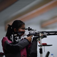 Inilah Vidya Rafika Rahmatan Toyyiba, perempuan 20 tahun yang menjadi satu-satunya atlet untuk cabor menembak di Olimpiade Tokyo 2020. Mengikuti jejak ibunya, Vika, begitu sapaan akrabnya, mulai latihan menembak sejak usia 9 tahun. Pada 2019, penembak muda senapang angin ini berhasil mendapat medali emas SEA Games 2019 Filipina pada kategori Air Rifle Women dan Air Rifle Mix. Saat ini, ia menduduki peringkat 23 atlet petembak dunia. (Foto: Sigid Kurniawan / Antara Foto)