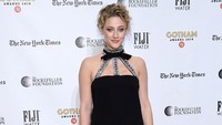 Aktris berusia 23 tahun itu tampil menawan dengan mini dress hitam. Noam Galai/Getty Images for FIJI Water