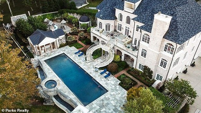 Betapa tidak, selain terdapat banyak kamar, rumah Kelly Clarkson juga dilengkapi lapangan voli dan kolam renang superbesar. Foto: Dok.Parks Realty