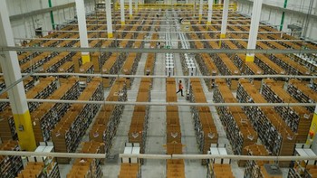 Tampak luas sekali gudang Amazon ini. Foto: Getty Images