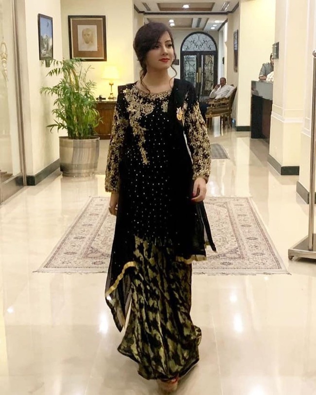 Saat foto-foto pribadi dan videonya bocor ke publik, wanita berusia 30 tahun ini mengancam orang-orang yang menyebarkan foto-foto intimnya. Rabi mengatakan bahwa orang-orang yang bertanggung jawab tidak hanya akan ditangkap polisi tetapi juga dihukum oleh Allah. Foto: Instagram