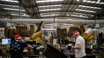 Pada akhir 2017, gudang dan pusat datanya menempati ruang seluas lebih dari 200 juta kaki persegi. Foto: Getty Images