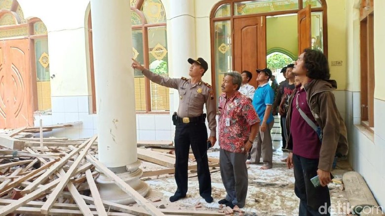 Baru Diresmikan 2 Pekan Lalu, Atap dan Kubah Masjid di Rembang Runtuh Baru Diresmikan 2 Pekan Lalu, Atap dan Kubah Masjid di Rembang Runtuh