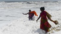 Melihat pantai kota terpanjang India ini penuh busa, warga berbondong-bondong untuk datang ke Pantai Marina (Arun SANKAR / AFP)