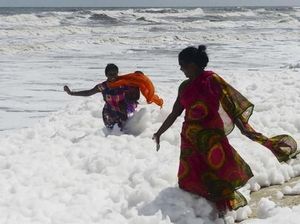 Foto Pantai Berselimut Busa, Banyak yang Main padahal Bahaya