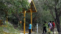 Prasasti ini telah diberi cungkup atau bangunan pada tahun 1993/1994 yang berukuran 208 cm x 267 cm. Tulisan terkesan kasar dan goresan tidak terlalu dalam dengan tebal tulisan 0-1 cm (Foto: Tim detikcom)
